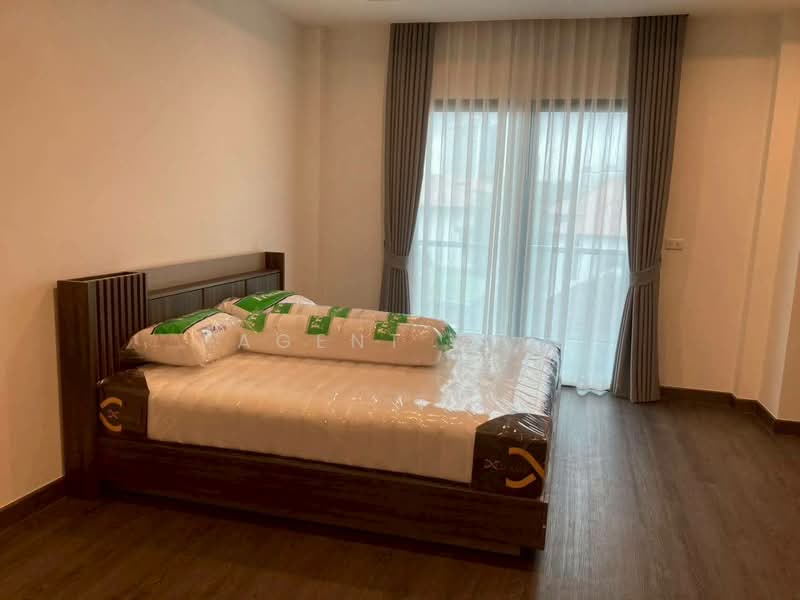 For Rent: 3-Story Detached House, Sukhumvit 65 (Ekkamai), near BTS Ekkamai (SPSAD4048), Bangkok, Phra Kanong Nua, Watthana, Bangkok, 4 Bedrooms, 330 sqm, Single Detached House For Rent, by Agent Pla, 500372365 - DDproperty.com