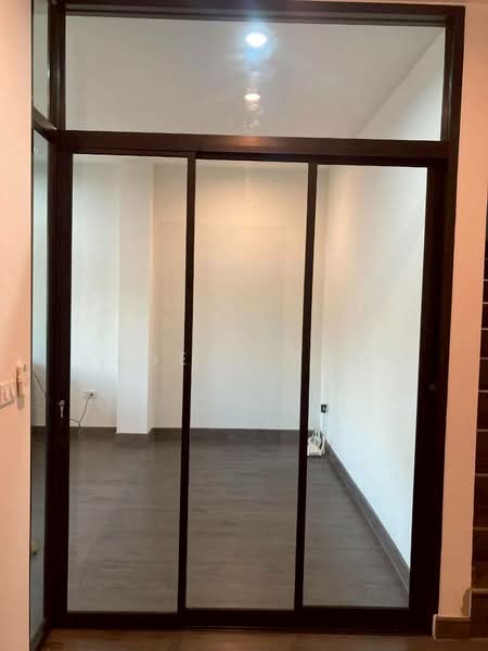 For Rent: 3-Story Detached House, Sukhumvit 65 (Ekkamai), near BTS Ekkamai (SPSAD4048), Bangkok, Phra Kanong Nua, Watthana, Bangkok, 4 Bedrooms, 330 sqm, Single Detached House For Rent, by Agent Pla, 500372365 - DDproperty.com