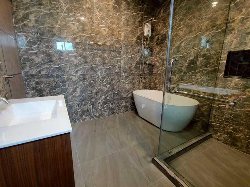 For Rent: 3-Story Detached House, Sukhumvit 65 (Ekkamai), near BTS Ekkamai (SPSAD4048), Bangkok, Phra Kanong Nua, Watthana, Bangkok, 4 Bedrooms, 330 sqm, Single Detached House For Rent, by Agent Pla, 500372365 - DDproperty.com