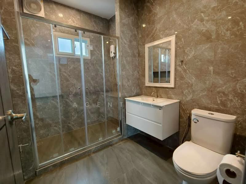 For Rent: 3-Story Detached House, Sukhumvit 65 (Ekkamai), near BTS Ekkamai (SPSAD4048), Bangkok, Phra Kanong Nua, Watthana, Bangkok, 4 Bedrooms, 330 sqm, Single Detached House For Rent, by Agent Pla, 500372365 - DDproperty.com