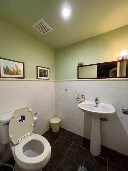 Baan Suanpetch, Bangkok, 18 Soi Sukhumvit 39, Khlong Tan Nua, Watthana, Bangkok, 2 Bedrooms, 132 sqm, Condo For Sale, by Suchada Yodyiem, 500372498 - DDproperty.com