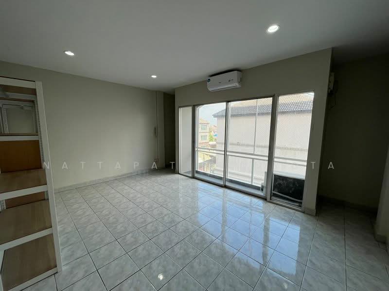3-BR Townhouse, Bangkok, Bang Chak, Phra Khanong, Bangkok, 3 Bedrooms, 220 sqm, Townhouse For Sale, by Nattapat Reunyota, 500372736 - DDproperty.com