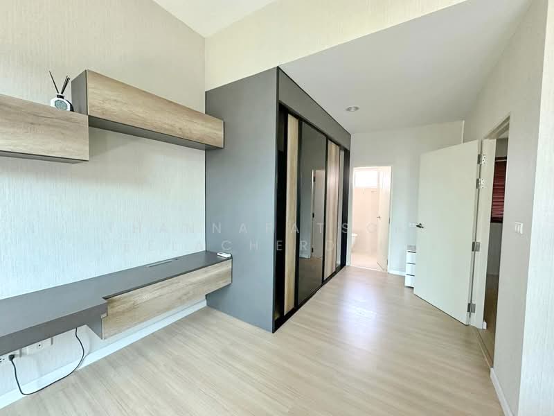 Baan Klang Muang Rama 9 (Motorway), Bangkok, New Bangkok-Chonburi Road, Suan Luang, Bangkok, 3 Bedrooms, 175 sqm, Townhouse For Rent, by Thannapatsorn Leelacherdchai, 500373288 - DDproperty.com