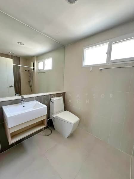 Baan Klang Muang Rama 9 (Motorway), Bangkok, New Bangkok-Chonburi Road, Suan Luang, Bangkok, 3 Bedrooms, 200 sqm, Townhouse For Rent, by Thannapatsorn Leelacherdchai, 500373288 - DDproperty.com