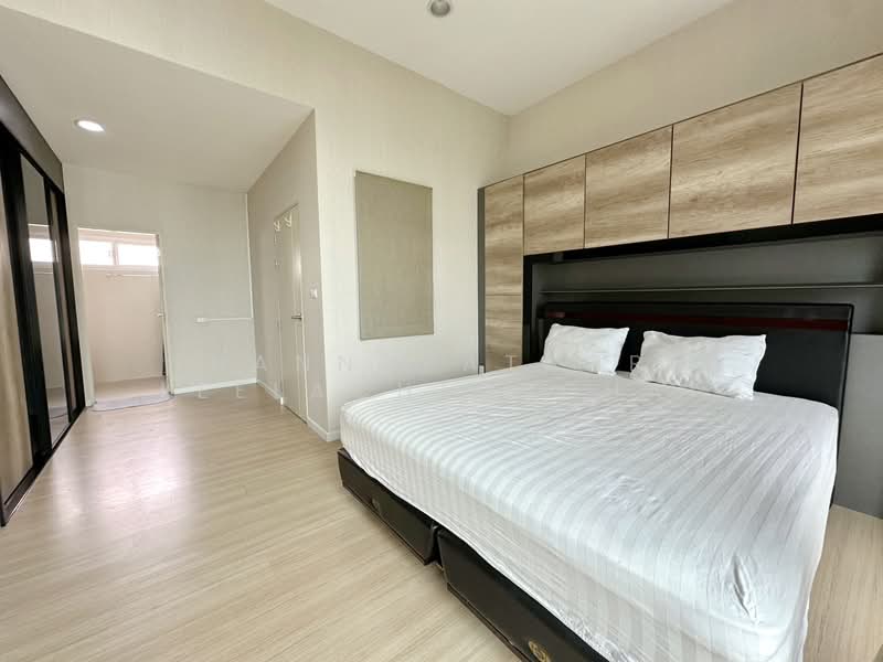 Baan Klang Muang Rama 9 (Motorway), Bangkok, New Bangkok-Chonburi Road, Suan Luang, Bangkok, 3 Bedrooms, 200 sqm, Townhouse For Rent, by Thannapatsorn Leelacherdchai, 500373288 - DDproperty.com