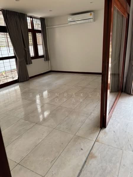 3-BR House, Bangkok, Khlong Tan Nua, Watthana, Bangkok, 3 Bedrooms, 340 sqm, Single Detached House For Rent, by Boonraksa Sopak, 500373858 - DDproperty.com