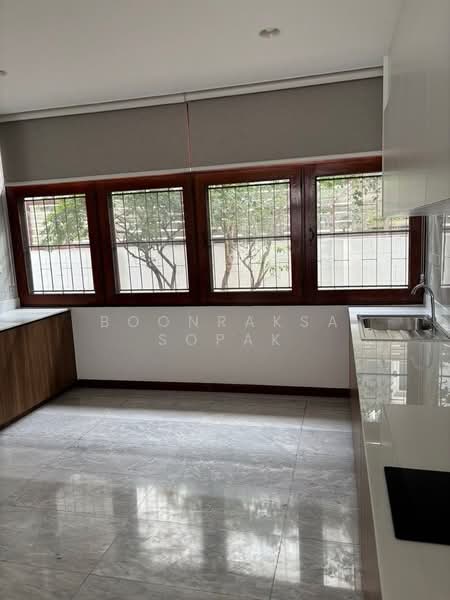 3-BR House, Bangkok, Khlong Tan Nua, Watthana, Bangkok, 3 Bedrooms, 340 sqm, Single Detached House For Rent, by Boonraksa Sopak, 500373858 - DDproperty.com