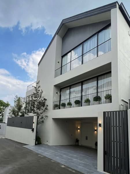 4-BR Villa, Bangkok, Phra Kanong Nua, Watthana, Bangkok, 4 Bedrooms, 430 sqm, Villa For Sale, by Pemika Aukkaraleekul, 500373973 - DDproperty.com