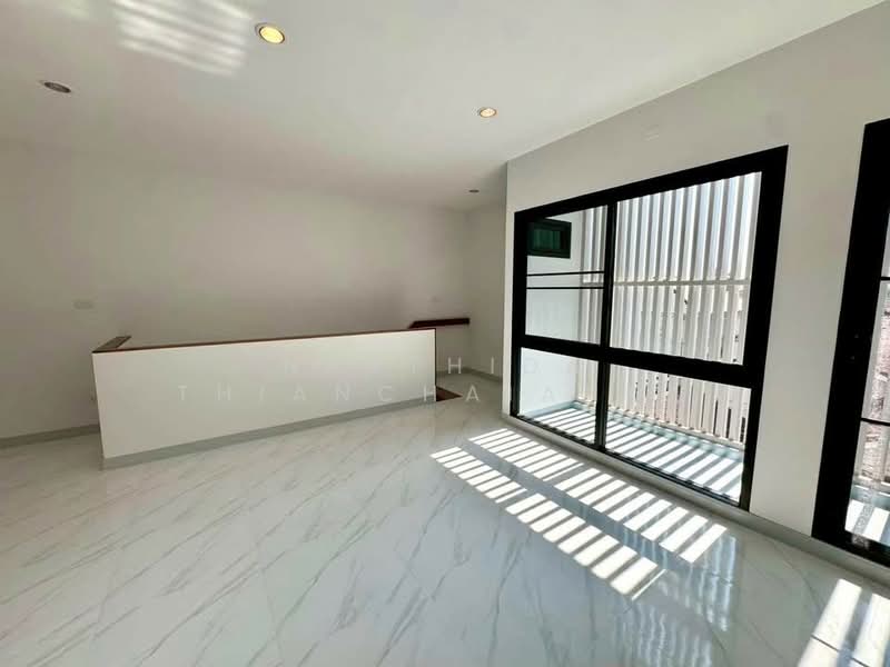 3-BR Semi-detached House, Bangkok, Khlong Chan, Bang Kapi, Bangkok, 3 Bedrooms, 175 sqm, Semi-Detached House (Twin House) For Rent, by Natthida Thianchaianan, 500376495 - DDproperty.com