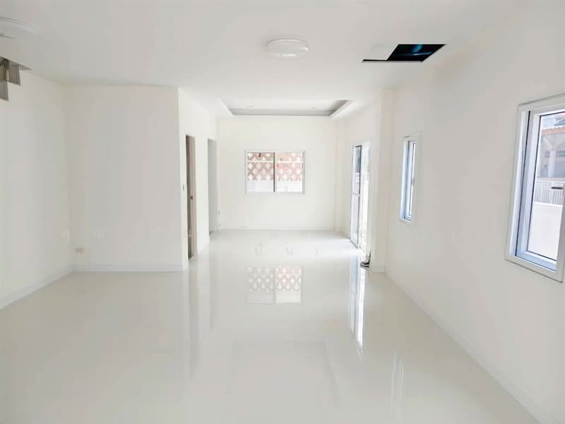 เสนา วิลล่า ลำลูกกา-คลองสอง, Pathum Thani, ถนนพหลโยธิน, Khu Khot, Lam Luk Ka, Pathum Thani, 3 Bedrooms, 150 sqm, Semi-Detached House (Twin House) For Sale, by คุณ ปั่น อินทะอุ่นวงศ์ (ปั่น), 500376515 - DDproperty.com