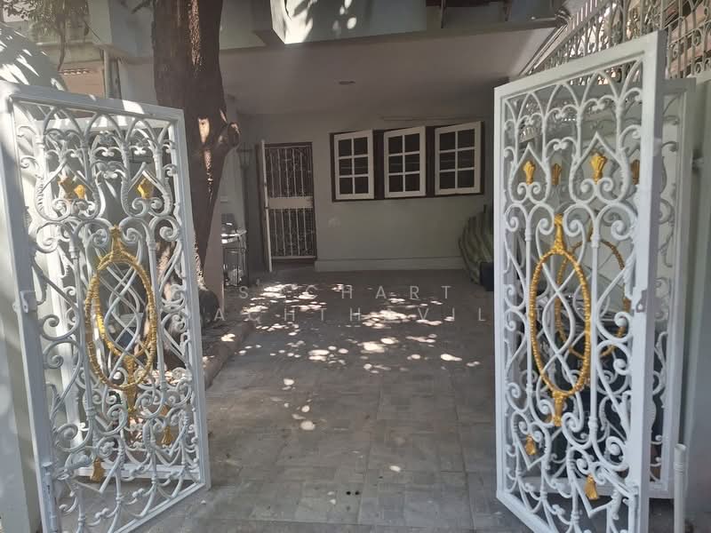 Townhouse for Sale 3 floors 26 sqw., Asok-Nana Area, Bangkok, Sukhumvit, Khlong Toei, Khlong Toei, Bangkok, 3 Bedrooms, 200 sqm, Townhouse For Sale, by Suchart Roachthavilit, 500377621 - DDproperty.com