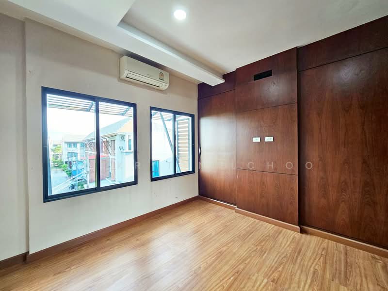 Areeya Mova Kaset-Nawamintr, Bangkok, Soi Moobaan Areeya Mowa, Chorake Bua, Lat Phrao, Bangkok, 5 Bedrooms, 250 sqm, Townhouse For Sale, by Jakkrit Nilchoo, 500378370 - DDproperty.com