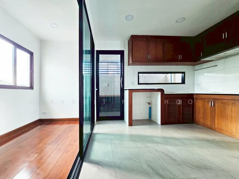 Areeya Mova Kaset-Nawamintr, Bangkok, Soi Moobaan Areeya Mowa, Chorake Bua, Lat Phrao, Bangkok, 5 Bedrooms, 250 sqm, Townhouse For Sale, by Jakkrit Nilchoo, 500378370 - DDproperty.com
