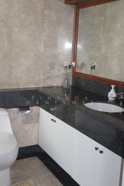 Lake Avenue Sukhumvit 16, Bangkok, Soi Sammitr Sukhumvit Road, Khlong Tan Nua, Watthana, Bangkok, 2 Bedrooms, 113 sqm, Condo For Rent, by Pinyada Hantewee, 500380019 - DDproperty.com