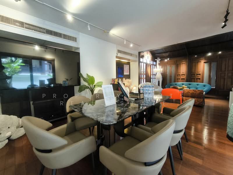 House in Compound BTS Ekkamai 4 bed / 2 bath, กรุงเทพ, พระโขนง, คลองเตย, กรุงเทพ, 350 ตร.ม., บ้านเดี่ยว ให้เช่า, โดย PROPERTYSIGHTS REAL ESTATE, 500380834 - DDproperty.com