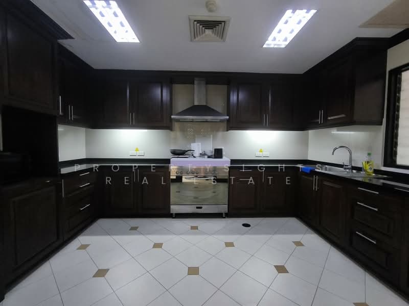 House in Compound BTS Ekkamai 4 bed / 2 bath, Bangkok, Phra Kanong, Khlong Toei, Bangkok, 4 Bedrooms, 350 sqm, Single Detached House For Rent, by PROPERTYSIGHTS REAL ESTATE, 500380834 - DDproperty.com