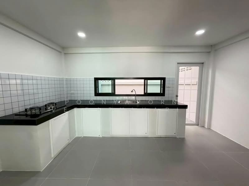 Baan Saranon Pak Kret, Nonthaburi, Saranon Housing, Pak Kret, Nonthaburi, 4 Bedrooms, 216 sqm, Townhouse For Sale, by Poonyaporn Veerabulyarit, 500381007 - DDproperty.com