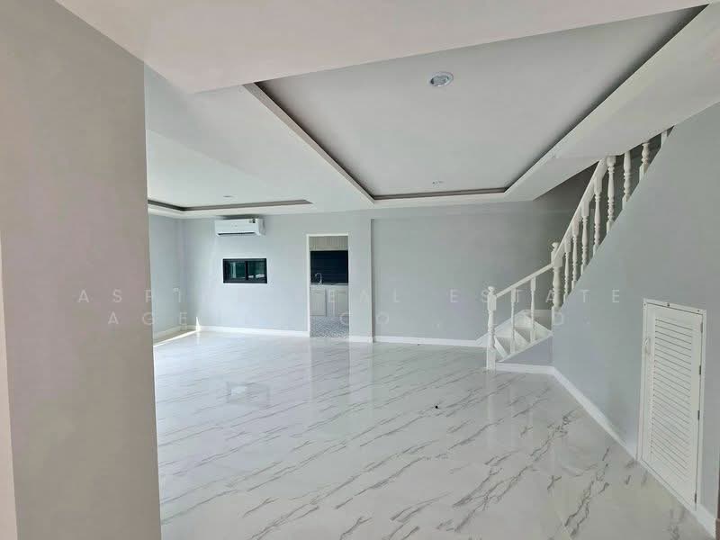 2-Storey Townhouse, Corner unit, newly renovated and ready to move in. 3 km from BTS Bang Chak, Bangkok, Bang Chak, Phra Khanong, Bangkok, 3 Bedrooms, 180 sqm, Townhouse For Sale, by Aspire Real Estate Agency Co., Ltd., 500381577 - DDproperty.com
