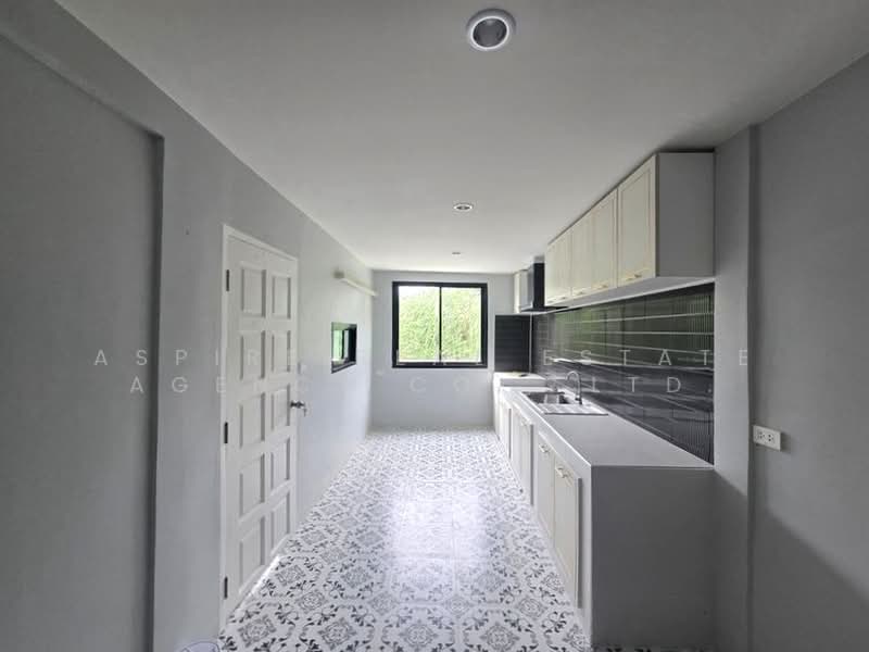 2-Storey Townhouse, Corner unit, newly renovated and ready to move in. 3 km from BTS Bang Chak, Bangkok, Bang Chak, Phra Khanong, Bangkok, 3 Bedrooms, 180 sqm, Townhouse For Sale, by Aspire Real Estate Agency Co., Ltd., 500381577 - DDproperty.com