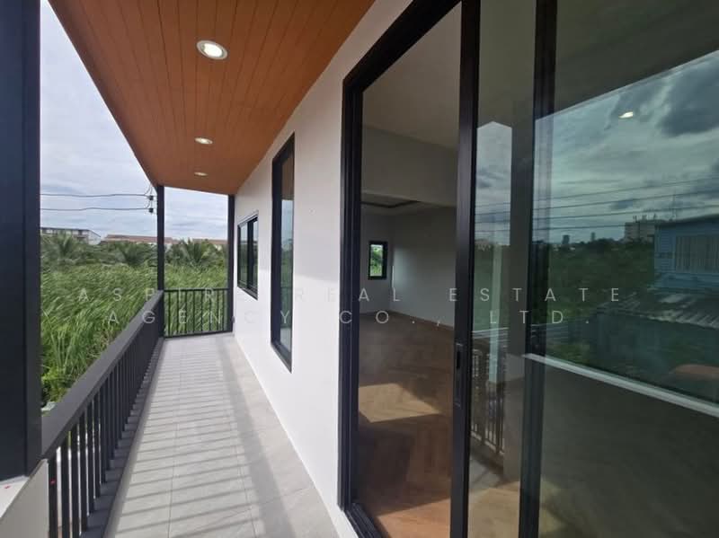 2-Storey Townhouse, Corner unit, newly renovated and ready to move in. 3 km from BTS Bang Chak, Bangkok, Bang Chak, Phra Khanong, Bangkok, 3 Bedrooms, 180 sqm, Townhouse For Sale, by Aspire Real Estate Agency Co., Ltd., 500381577 - DDproperty.com