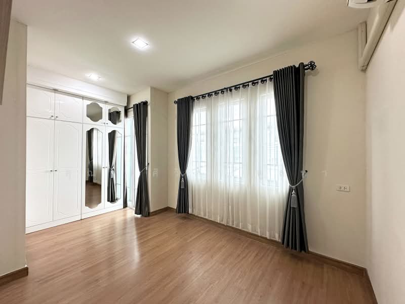 Golden Town 2 Ladprao-Kaset Nawamin, Bangkok, Soi Nawamin 42 Yak 27, Khlong Kum, Bueng Kum, Bangkok, 4 Bedrooms, 120 sqm, Townhouse For Sale, by คุณ ศศิวิภา พูลทา, 500382397 - DDproperty.com