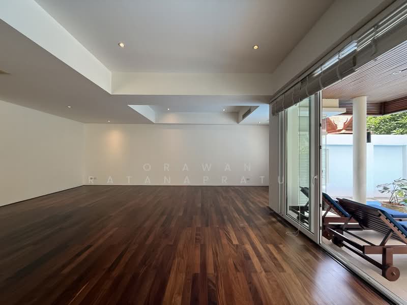 Villa in soi sukhumvit 31, Bangkok, Soi Sawatdi, Khlong Tan Nua, Watthana, Bangkok, 4 Bedrooms, 450 sqm, Semi-Detached House (Twin House) For Rent, by Orawan Ratanapratum, 500382555 - DDproperty.com