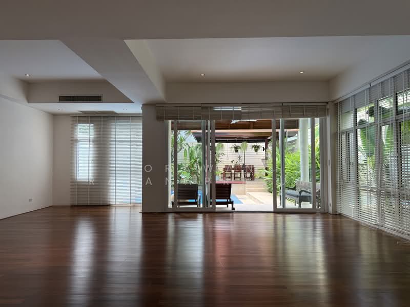Villa in soi sukhumvit 31, Bangkok, Soi Sawatdi, Khlong Tan Nua, Watthana, Bangkok, 4 Bedrooms, 450 sqm, Semi-Detached House (Twin House) For Rent, by Orawan Ratanapratum, 500382555 - DDproperty.com