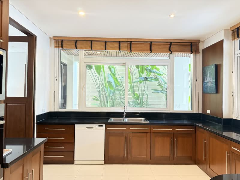 Villa in soi sukhumvit 31, Bangkok, Soi Sawatdi, Khlong Tan Nua, Watthana, Bangkok, 4 Bedrooms, 450 sqm, Semi-Detached House (Twin House) For Rent, by Orawan Ratanapratum, 500382555 - DDproperty.com
