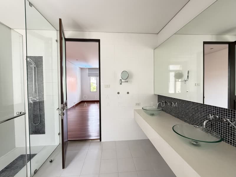 Villa in soi sukhumvit 31, Bangkok, Soi Sawatdi, Khlong Tan Nua, Watthana, Bangkok, 4 Bedrooms, 450 sqm, Semi-Detached House (Twin House) For Rent, by Orawan Ratanapratum, 500382555 - DDproperty.com