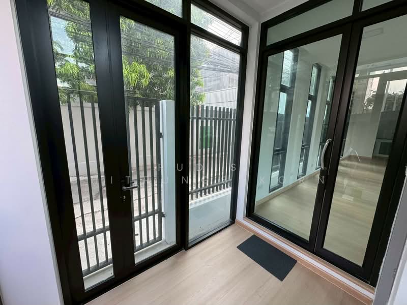 อาคารให้เช่า 2 ชั้น สุขุมวิท – อโศก, กรุงเทพ, คลองเตย, กรุงเทพ, 105 ตร.ม., ตึกแถว-อาคารพาณิชย์ ให้เช่า, โดย Pudis Chitrungsakorn, 500382590 - DDproperty.com