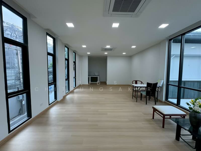 2-Storeys Building for Rent – Sukhumvit / Asoke, Bangkok, Khlong Toei, Bangkok, , 105 sqm, Shophouse For Rent, by Pudis Chitrungsakorn, 500382590 - DDproperty.com
