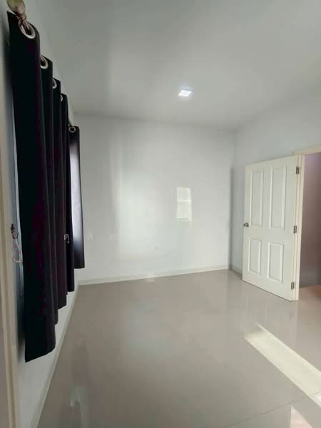 ให้เช่าทาวน์โฮมใหม่ ม.โกลเด้นท์แลนด์ มาบยางพร ระยอง, Rayong, Mapyangphon, Pluak Daeng, Rayong, 2 Bedrooms, 75 sqm, Townhouse For Rent, by Dusit Saengfa, 500382786 - DDproperty.com