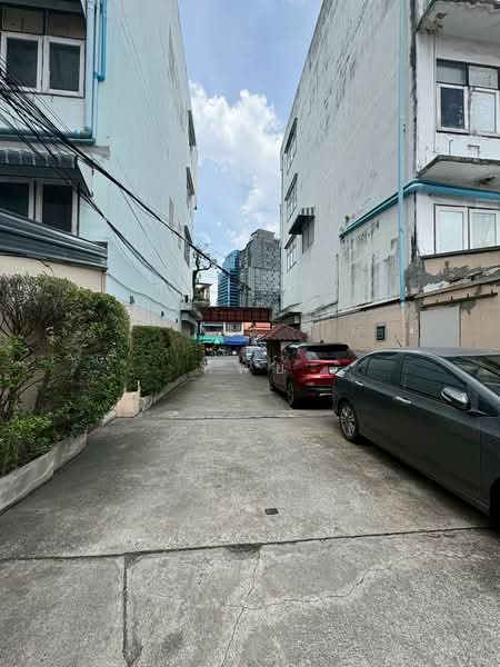 อาคารพาณิชย์ 4 ชั้นครึ่ง 1 คูหา ทำเลทอง ซ. เอกมัย 30, Bangkok, Khlong Tan Nua, Watthana, Bangkok, , 68 sqm, Land For Sale, by ทิพย์, 500382938 - DDproperty.com