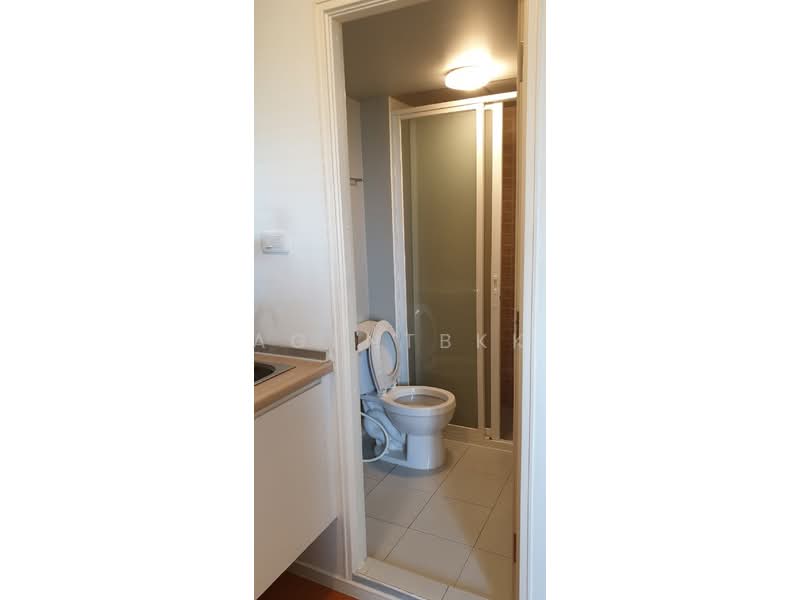 Lumpini Condo Town Romklao-Suvarnabhumi, Bangkok, Rom Klao Road 1, Khlong Sam Prawet, Lat Krabang, Bangkok, Studio, 22 sqm, Condo For Sale, by Agentbkk, 500383255 - DDproperty.com