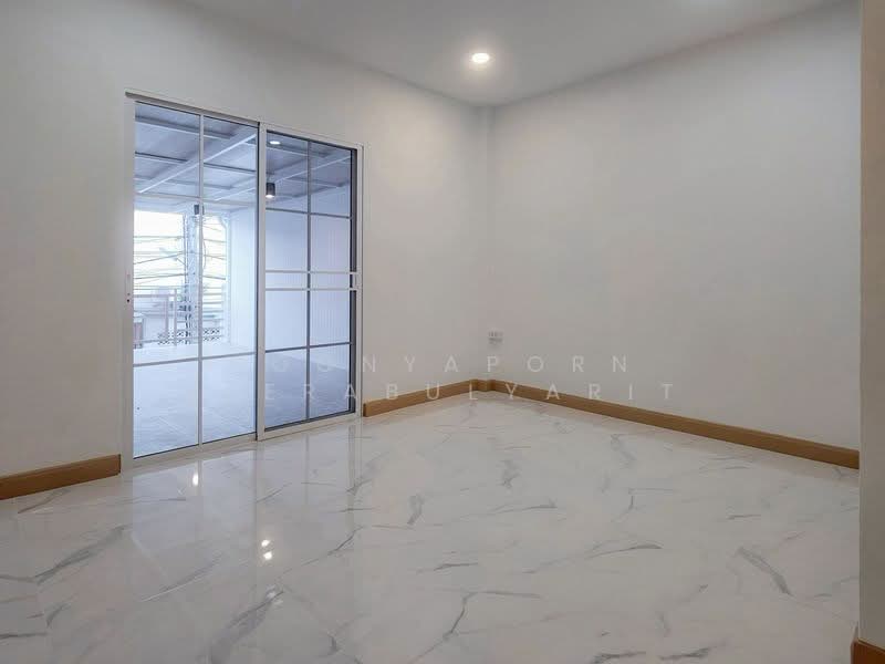 Ban Rom Ngao Mai, Nonthaburi, Soi Ban Rom Ngao Mai, Bang Khu Rat, Bang Bua Thong, Nonthaburi, 2 Bedrooms, 136 sqm, Townhouse For Sale, by Poonyaporn Veerabulyarit, 500383784 - DDproperty.com
