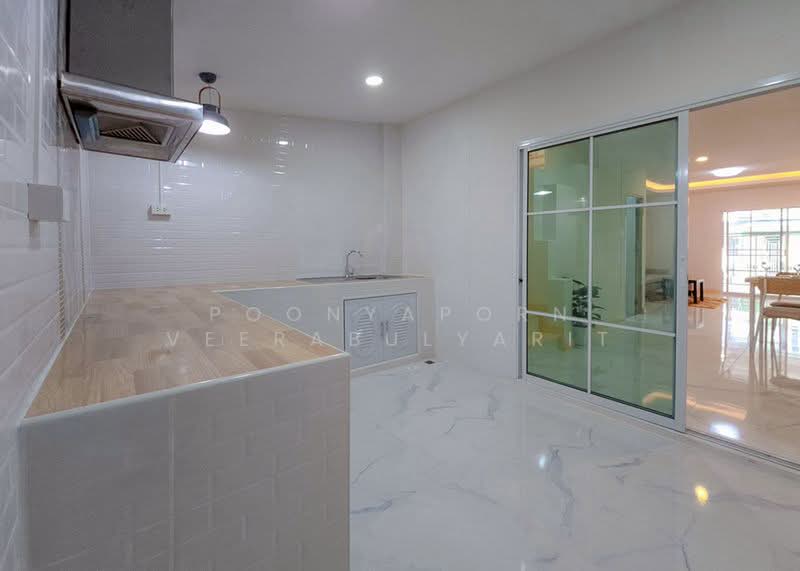 Ban Rom Ngao Mai, Nonthaburi, Soi Ban Rom Ngao Mai, Bang Khu Rat, Bang Bua Thong, Nonthaburi, 2 Bedrooms, 136 sqm, Townhouse For Sale, by Poonyaporn Veerabulyarit, 500383791 - DDproperty.com