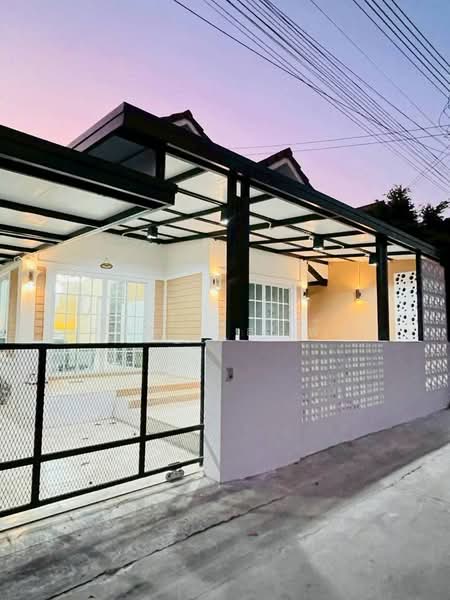 ขายบ้านแฝด รีโนเวทใหม่ ม.อยู่สบายริมน้ำ หนองตำลึง นิคมอมตะนคร, Chon Buri (Pattaya), Nong Tamlung, Phan Thong, Chon Buri (Pattaya), 3 Bedrooms, 120 sqm, Semi-Detached House (Twin House) For Sale, by Dusit Saengfa, 500383802 - DDproperty.com