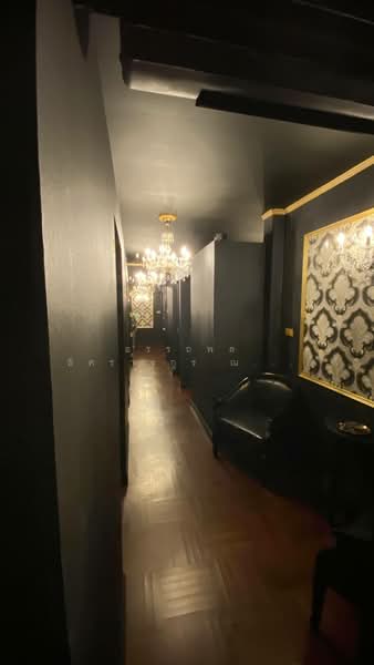 House for sale at the entrance of Soi Sukhumvit 26, size 44 sq m, near Rung Rueang Noodles, BTS Phro, Bangkok, Khlongtoei Nua, Watthana, Bangkok, 4 Bedrooms, 400 sqm, Townhouse For Sale, by Attnapol Issarangul Na Ayudhya, 500383932 - DDproperty.com