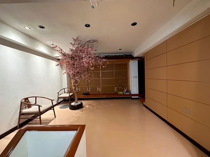 Two adjoining commercial units for rent in Thonglor, with parking in front of the building (SPSEVE20, Bangkok, ทองหล่อ, Khlong Tan Nua, Watthana, Bangkok, , 500 sqm, Shophouse For Rent, by Khun Eve, 500383990 - DDproperty.com