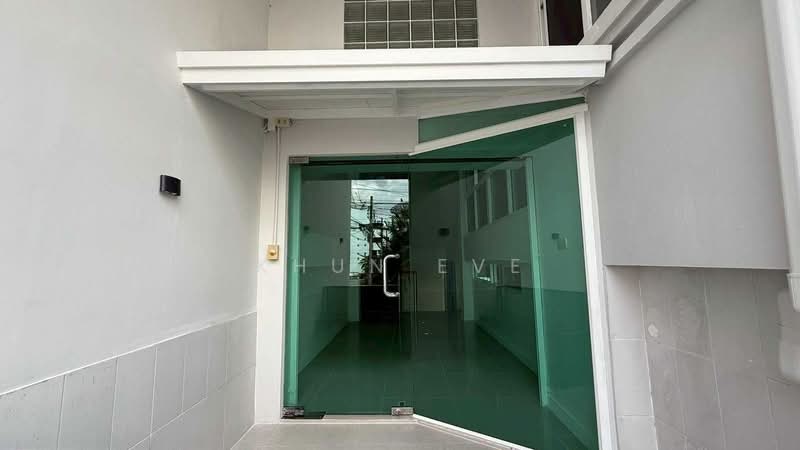 Sale Home office in Sukhumvit 71 Phakanong ( SPSEVE2027 ), Bangkok, สุขุมวิท 71, Phra Kanong, Khlong Toei, Bangkok, 5 Bedrooms, 350 sqm, Townhouse For Sale, by Khun Eve, 500384080 - DDproperty.com