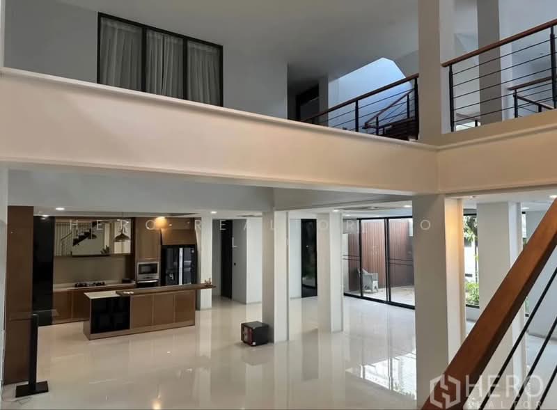 For Sale Detached House with Private Pool Sukhumvit 71 in Watthana, Bangkok HRE00972, Bangkok, สุขุมวิท, Khlong Tan Nua, Watthana, Bangkok, 5 Bedrooms, 700 sqm, Single Detached House For Sale, by Hero Realtor Co., Ltd., 500384217 - DDproperty.com