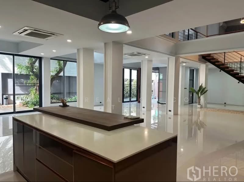 For Sale Detached House with Private Pool Sukhumvit 71 in Watthana, Bangkok HRE00972, Bangkok, สุขุมวิท, Khlong Tan Nua, Watthana, Bangkok, 5 Bedrooms, 700 sqm, Single Detached House For Sale, by Hero Realtor Co., Ltd., 500384217 - DDproperty.com
