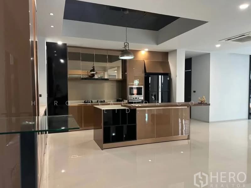 For Sale Detached House with Private Pool Sukhumvit 71 in Watthana, Bangkok HRE00972, Bangkok, สุขุมวิท, Khlong Tan Nua, Watthana, Bangkok, 5 Bedrooms, 700 sqm, Single Detached House For Sale, by Hero Realtor Co., Ltd., 500384217 - DDproperty.com