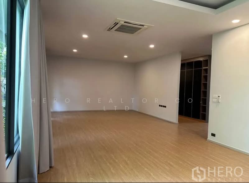 For Sale Detached House with Private Pool Sukhumvit 71 in Watthana, Bangkok HRE00972, Bangkok, สุขุมวิท, Khlong Tan Nua, Watthana, Bangkok, 5 Bedrooms, 700 sqm, Single Detached House For Sale, by Hero Realtor Co., Ltd., 500384217 - DDproperty.com