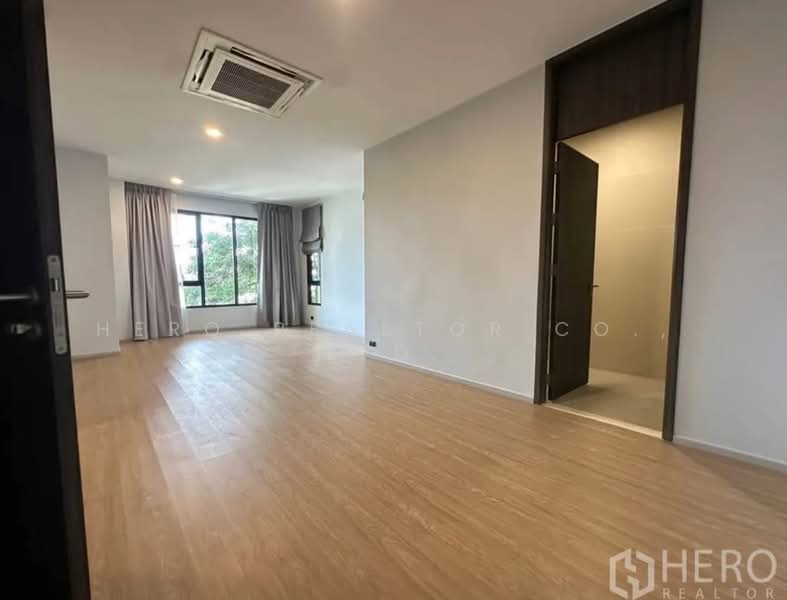 For Sale Detached House with Private Pool Sukhumvit 71 in Watthana, Bangkok HRE00972, Bangkok, สุขุมวิท, Khlong Tan Nua, Watthana, Bangkok, 5 Bedrooms, 700 sqm, Single Detached House For Sale, by Hero Realtor Co., Ltd., 500384217 - DDproperty.com