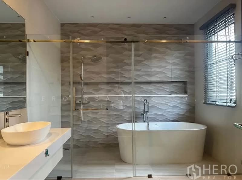 For Sale Detached House with Private Pool Sukhumvit 71 in Watthana, Bangkok HRE00972, Bangkok, สุขุมวิท, Khlong Tan Nua, Watthana, Bangkok, 5 Bedrooms, 700 sqm, Single Detached House For Sale, by Hero Realtor Co., Ltd., 500384217 - DDproperty.com