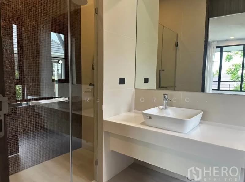 For Sale Detached House with Private Pool Sukhumvit 71 in Watthana, Bangkok HRE00972, Bangkok, สุขุมวิท, Khlong Tan Nua, Watthana, Bangkok, 5 Bedrooms, 700 sqm, Single Detached House For Sale, by Hero Realtor Co., Ltd., 500384217 - DDproperty.com