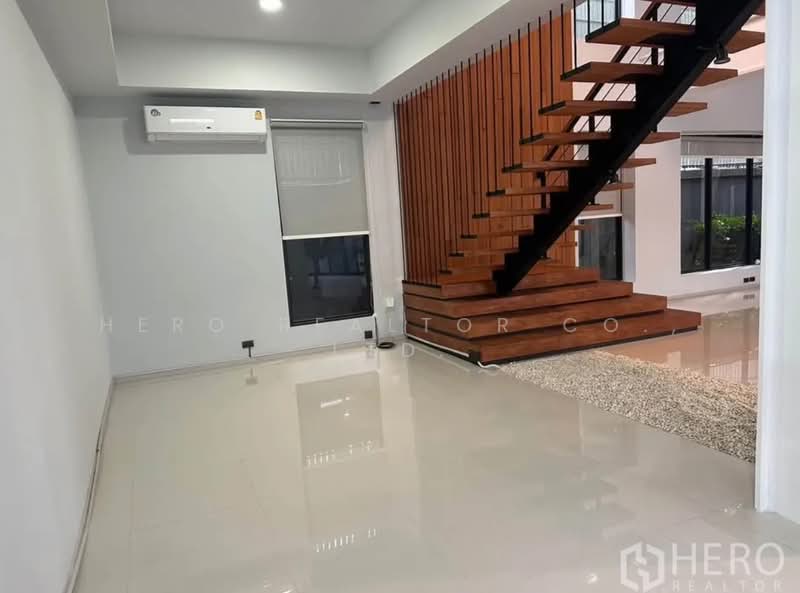 For Sale Detached House with Private Pool Sukhumvit 71 in Watthana, Bangkok HRE00972, Bangkok, สุขุมวิท, Khlong Tan Nua, Watthana, Bangkok, 5 Bedrooms, 700 sqm, Single Detached House For Sale, by Hero Realtor Co., Ltd., 500384217 - DDproperty.com
