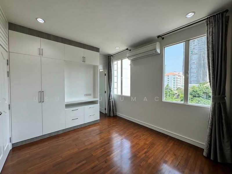 Baan Klang Krung Thonglor, Bangkok, 55 Soi Sukhumvit 55, Khlong Tan Nua, Watthana, Bangkok, 4 Bedrooms, 400 sqm, Townhouse For Rent, by Usuma Usumachat, 500384272 - DDproperty.com