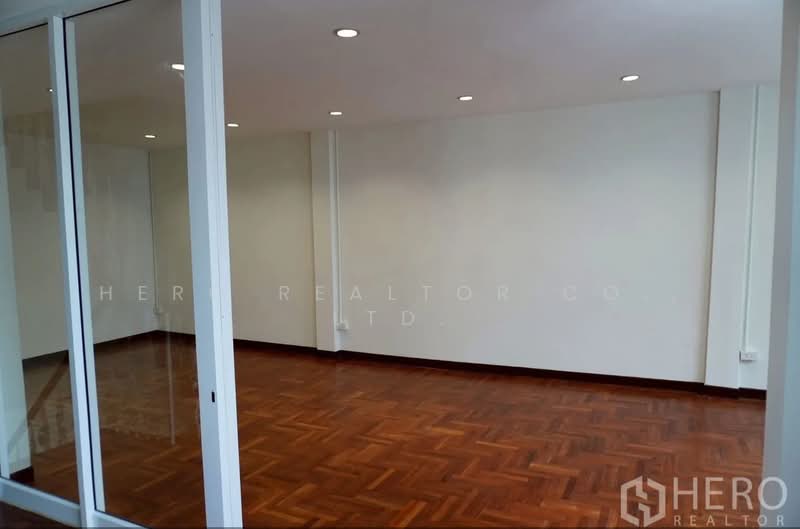For rent Home Office 386 sqm in BTS Phra Khanong Bangkok HRE00263, Bangkok, สุขุมวิท 71, Phra Kanong Nua, Watthana, Bangkok, 4 Bedrooms, 386 sqm, Townhouse For Rent, by Hero Realtor Co., Ltd., 500384343 - DDproperty.com
